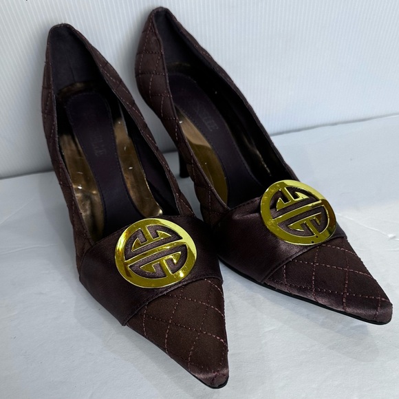 Annebelle Brown Soft Quilted Pumps Gold Emblem On Toe 3.5 Inch Heel S 9 - Picture 1 of 16